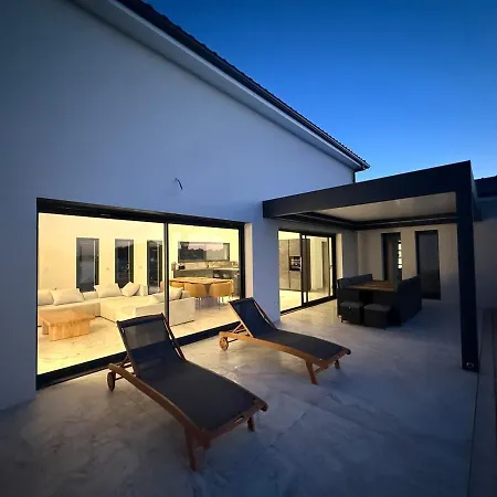 Modern With Private Pool In Bergerac Villa